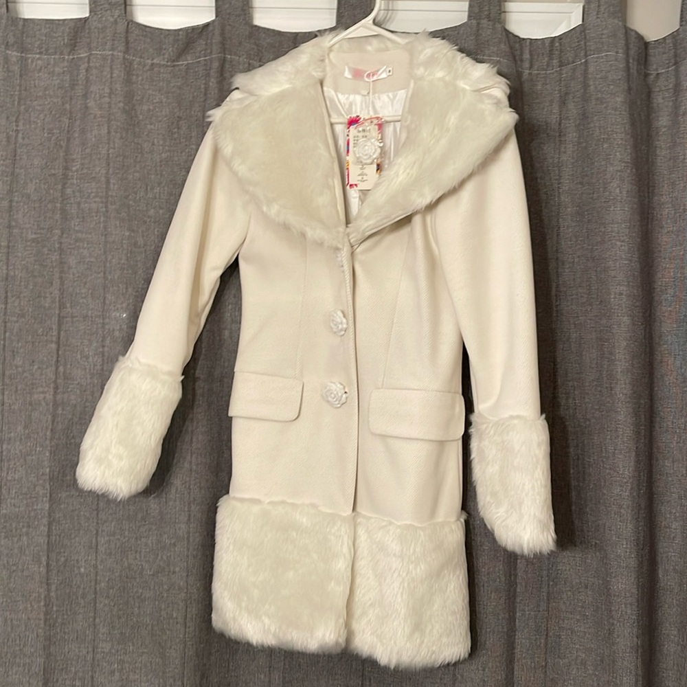 Women’s Yi Mei white coat, size Small